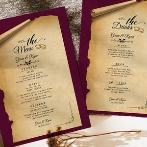 Peut inclure: Deux cartons de menu de mariage avec une bordure bordeaux et du papier parchemin. Les menus présentent une calligraphie élégante avec les noms "Grace & Ryan" et la date. Une carte liste le menu, l'autre les boissons.