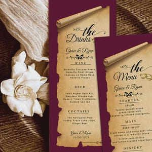 Peut inclure: Deux cartes rectangulaires verticales avec des bordures bordeaux foncé et une section centrale style parchemin aux bords déchirés. Les cartes affichent le texte The Drinks et The Menu, Grace & Ryan, ainsi que des listes de vins, bières et plats.