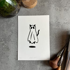 Boo, un lindo y espeluznante gato fantasma. Impresión linográfica original. La obra de arte linográfica perfecta para tu hogar o como regalo para los amantes de los gatos o de Halloween.
