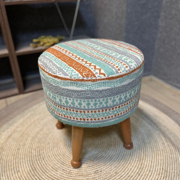 Otomana con estampado Kilim: una pieza versátil para agregar un toque nostálgico a su hogar