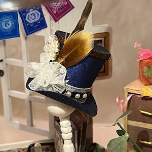 Men&#39;s blue top hat