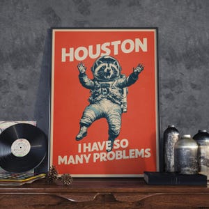 Poster divertente sullo spazio, stampa di un procione astronauta, arte murale retrò di fantascienza, decorazione di animali sarcastici, regalo di meme spaziale, illustrazione umoristica vintage