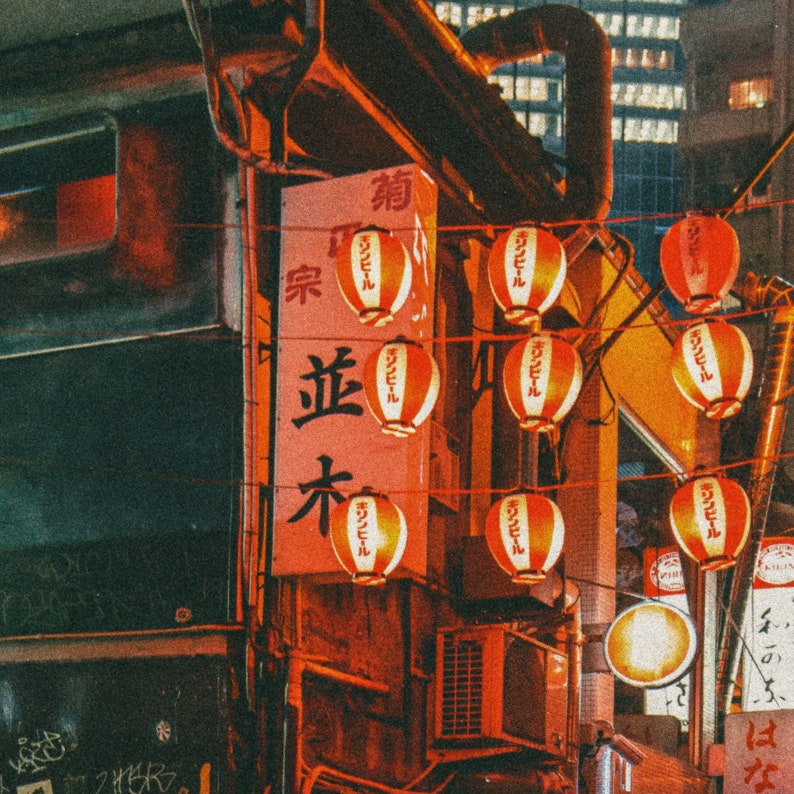 Peut inclure: Une enseigne rouge et blanche avec du texte japonais, "菊" et "並木", est accroch&eacute;e &agrave; un b&acirc;timent avec des lanternes rouges. Les lanternes sont d&eacute;cor&eacute;es du texte "キリンビール" et sont enfil&eacute;es sur la fa&ccedil;ade du b&acirc;timent.