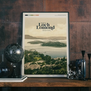 Isole di Loch Lomond - Poster di design paesaggistico scozzese / Arte murale / Decorazione / Fotografia di viaggio vintage / Retro / Stampa di poster di metà secolo
