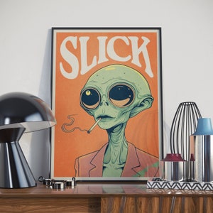 Op de afbeelding: Een poster in retro-stijl met een groene alien met grote ogen en een sigaret in zijn mond. De alien draagt een bruin jack en de poster heeft het woord "SLICK" in grote, vetgedrukte letters.