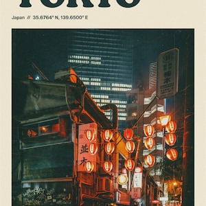 Peut inclure: Une sc&egrave;ne de rue nocturne &agrave; Tokyo, au Japon. La rue est bord&eacute;e de b&acirc;timents et &eacute;clair&eacute;e par des lampadaires. Des lanternes rouges sont suspendues aux b&acirc;timents. Le texte "菊 並 楠本 3462-0555" est visible sur une enseigne.