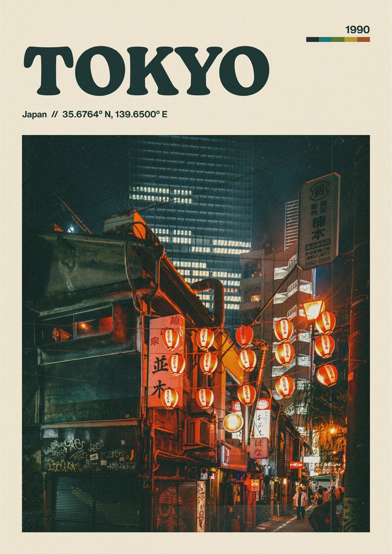 Peut inclure: Une sc&egrave;ne de rue nocturne &agrave; Tokyo, au Japon. La rue est bord&eacute;e de b&acirc;timents et &eacute;clair&eacute;e par des lampadaires. Des lanternes rouges sont suspendues aux b&acirc;timents. Le texte "菊 並 楠本 3462-0555" est visible sur une enseigne.
