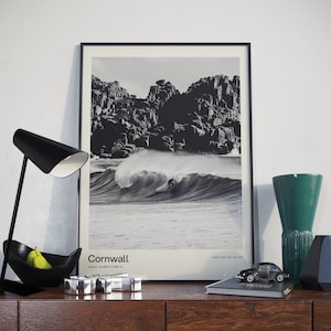 Cornwall - Schwarz & Weiß Poster | Cornwall Strand Brandung Foto | Surfer Wandkunst | Einfarbiger Druck | Reise Geschenk | Reisefotografie