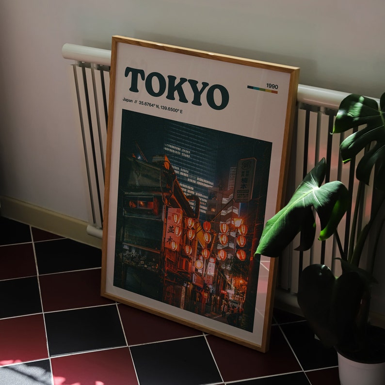 Peut inclure: Une impression encadr&eacute;e &agrave; l'esth&eacute;tique vintage repr&eacute;sentant une vue nocturne de Tokyo, au Japon. L'impression comprend le texte "TOKYO" en lettres noires et grasses et les coordonn&eacute;es "Japan 35.6764&deg; N, 139.6500&deg; E". L'impression comprend &eacute;galement l'ann&eacute;e "1980" dans le coin sup&eacute;rieur droit.