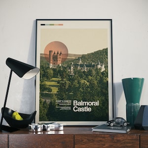 Castello di Balmoral - Poster di design del patrimonio scozzese / Arte murale / Decorazione / Fotografia di viaggio vintage / Retro / Stampa poster di metà secolo