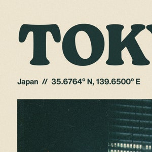 Peut inclure: Une image en noir et blanc du mot "TOKYO" dans une police r&eacute;tro audacieuse. Le texte "Japon // 35.6764&deg; N, 139.6500&deg; E" est sous le mot Tokyo.