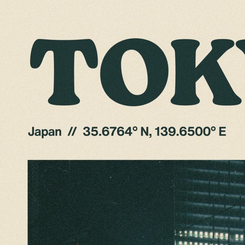 Peut inclure: Une image en noir et blanc du mot "TOKYO" dans une police r&eacute;tro audacieuse. Le texte "Japon // 35.6764&deg; N, 139.6500&deg; E" est sous le mot Tokyo.