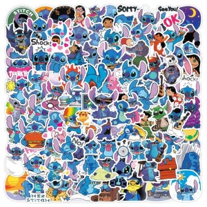 Peut inclure: Une feuille d'autocollants colorés représentant un personnage de dessin animé nommé Stitch. Les autocollants sont de formes et de tailles variées et présentent différentes expressions et poses de Stitch. Certains autocollants incluent du texte tel que "Stitch", "Shock!" et "Merci".
