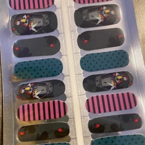 Può includere: Un set di wraps per unghie con un design a strisce bianche e nere, un design nero con un cuore rosso, un design a pois verde acqua e un design nero con una donna in un vestito rosso.