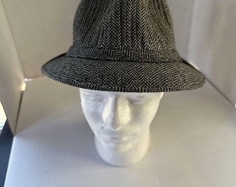 Klasyczny męski kapelusz fedora w kolorze czarnym z szarym paskiem, rozmiar 7-7 1/8