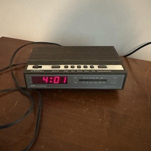 Sears, Roebuck & Company – radiobudzik AM/FM – zabytkowa seria SR 1000 z drewnianą strukturą