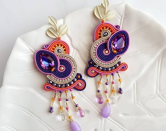 Orecchini pendenti lunghi, Orecchini in Soutache viola e oro, Orecchini in zama, Orecchini con pietre colorate, Orecchini maxi con cristalli