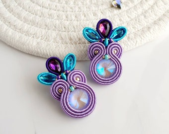 Pendientes de cristal lila, pendientes Soutache turquesa púrpura, pendientes de perno iridiscentes, pendientes sirena para mujer