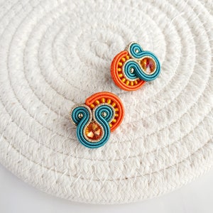 Türkisgrüne Ohrringe, Kleine Soutache Ohrringe, Orange Kristall Ohrstecker, Grün Gold Ohrstecker, Bunte Ohrstecker Bild 2