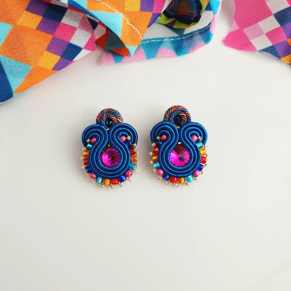 Orecchini piccoli in soutache, Orecchini blu elettrico, Orecchini a lobo con perline colorate