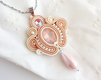 Pfirsich Halskette, schillernde orange Kristall Halskette, Soutache Halskette in Pastellfarbe, Schmuck in italienischem Stil