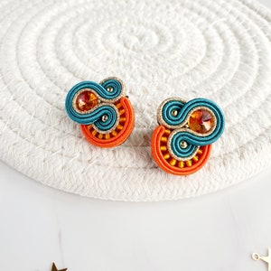 Türkisgrüne Ohrringe, Kleine Soutache Ohrringe, Orange Kristall Ohrstecker, Grün Gold Ohrstecker, Bunte Ohrstecker Bild 3