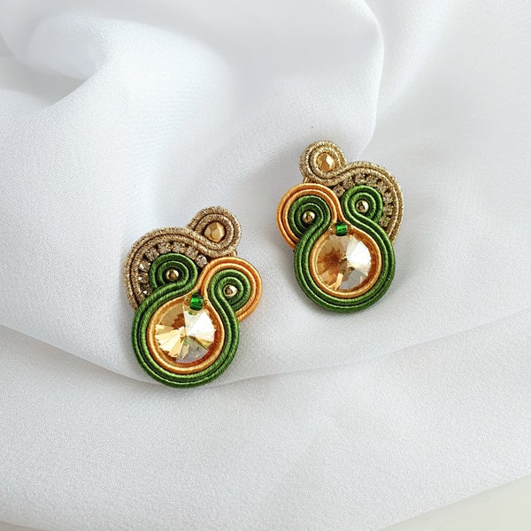 Orecchini in soutache verde e oro, Orecchini luminosi a lobo, Orecchini con brillantini