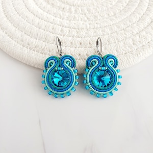 Orecchini Soutache azzurri, Orecchini pendenti leggeri, Orecchini con perline colorate, Orecchini con pietre azzurre, Orecchini cristalli