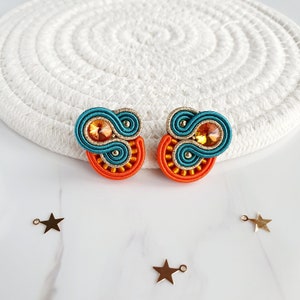 Türkisgrüne Ohrringe, Kleine Soutache Ohrringe, Orange Kristall Ohrstecker, Grün Gold Ohrstecker, Bunte Ohrstecker Bild 1