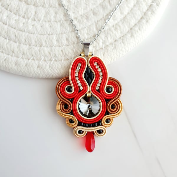 Collana Soutache marrone rosso, collana di cristallo nero, ciondolo collana ricamato, collana autunnale per donna, collana di perline leggere