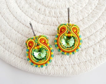 Lindgrüne Soutache-Ohrringe, mexikanische Ohrhänger, grüne Kristallohrringe, gelb-orangefarbene Ohrringe, neonfarbener Schmuck, Perlenohrringe