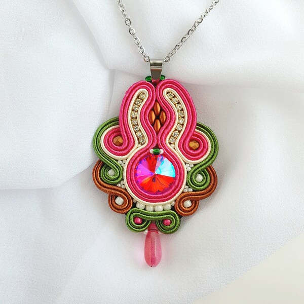 Collana Soutache colorata per donne, collana di cristallo rosa caldo, ciondolo collana ricamata, collana marrone magenta verde, collana di perline