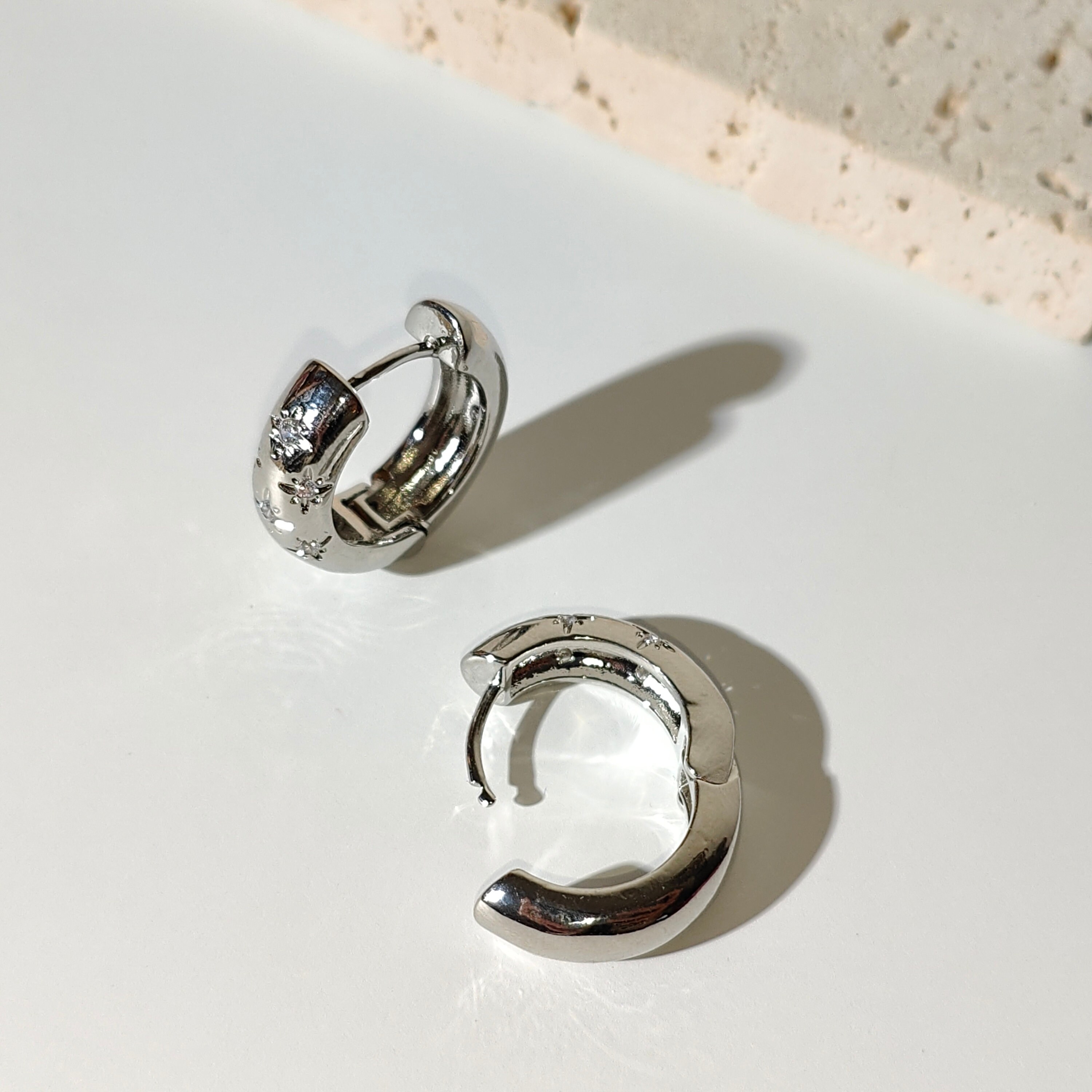 【TATIANA】(Silver925) Halo Cushion Hoop Earrings ピアス MUSINSA | TATIANA (Silver 925) Bright Set Hoop Earrings EC3205