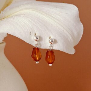 Vachana - Achat facettierte Granatapfel Samen Sterlingsilber Kugel Ohrstecker Bild 5