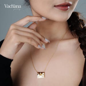 Collar con colgante de sobre personalizado