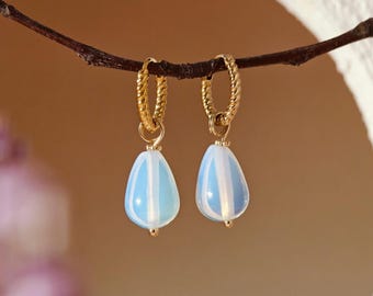 Vachana - Elegante Teardrop Opal Twisted Huggie Hoop Ohrringe
