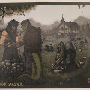 Può includere: Illustrazione con due figure in un cimitero, con una chiesa sullo sfondo. Una figura è bendata, l'altra ha l'aspetto di una tartaruga. L'immagine contiene il testo "Z M N T" e "ARTISTICGARGOYLE".