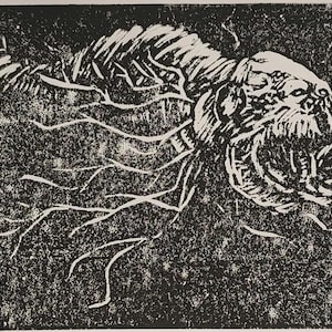 Op de afbeelding: Zwart-wit linoleumsnede met een gestileerd wezen met een open mond en scherpe tanden. Het woord "IRON Z" is verticaal aan de linkerkant afgedrukt. Het kunstwerk heeft een getextureerde, korrelige uitstraling.