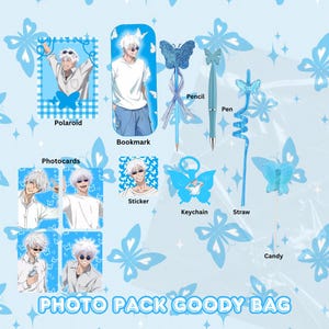 Op de afbeelding: Een verzameling anime-thema merchandise, waaronder een Polaroid, bladwijzer, fotokaartenset, sticker, sleutelhanger, potlood, pen, rietje en snoep. De items tonen een personage met wit haar en een zonnebril, met een lichtblauw vlinderthema. De tekst "PHOTO PACK GOODY BAG" is ook zichtbaar.