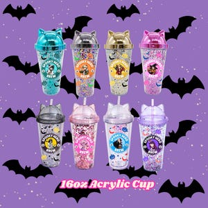 Op de afbeelding: Acht 16oz acryl bekers met deksels in de vorm van kattenoren en rietjes. Elke beker heeft een dubbelwandig ontwerp gevuld met kleurrijke confetti en een rond logo met de tekst SPOOKY HERO BREW en een anime-stijl illustratie.