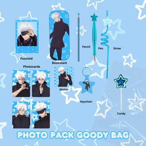 Op de afbeelding: Een verzameling anime-thema briefpapier en accessoires op een lichtblauwe achtergrond met witte sterren. Inclusief een Polaroid, bladwijzer, fotokaartenset, sticker, sleutelhanger, pen, potlood, rietje en snoep, allemaal met een personage met wit haar.