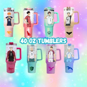 Op de afbeelding: Collectie van 40 oz bekers met anime-personages. Elke beker heeft een ander kleurenschema, handvat en karakterontwerp. De bekers zijn versierd met afbeeldingen van anime-personages en diverse symbolen.