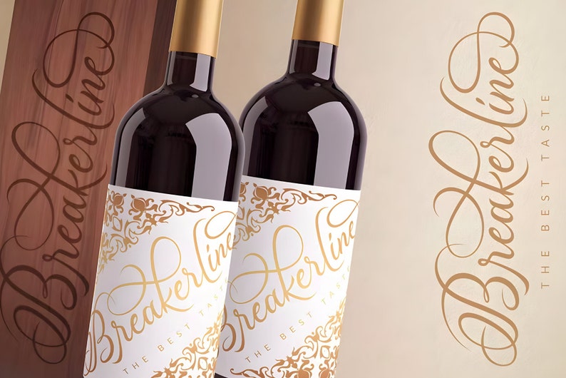 Pu&ograve; includere: Due bottiglie di vino rosso con etichette dorate che recitano "Breakerline The Best Taste". Le bottiglie sono davanti a una scatola di legno con lo stesso testo sul lato.
