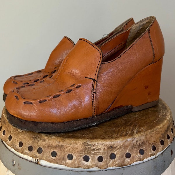 Vintage '70s faux leather platform wedges / vegan tan platform loafer wedge gum sole shoes / women's 7.5 light brown vintage loafers