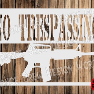 Puede incluir: Silueta blanca de un rifle con las palabras "NO TRESPASSING" encima sobre un fondo de veta de madera. Las palabras "CNC READY" están en un círculo rojo en la esquina inferior derecha.