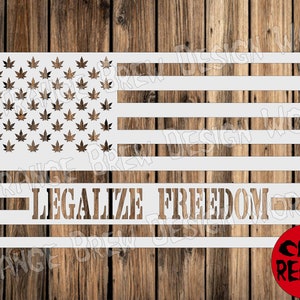 Op de afbeelding: Witte sjabloon van een Amerikaanse vlag met marihuanabladeren in het blauwe veld en de woorden "Legalize Freedom" eronder. De sjabloon is op een houten achtergrond.