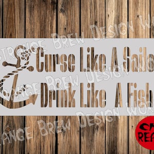 Könnte beinhalten: Ein weißes Metallschild mit einem schwarzen Anker und dem Text "Curse Like A Sailor Drink Like A Fish!"  Das Schild hat einen roten Kreis mit dem Text "CNC READY" in weiß.