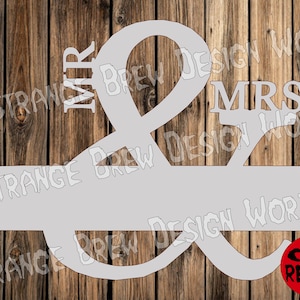 Peut inclure: Panneau métallique gris avec les mots "MR" et "MRS" reliés par une esperluette. Le panneau comporte un espace rectangulaire pour la personnalisation. Le fond est une surface en bois. Un cercle rouge avec "CNC READY" est en bas à droite.