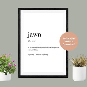 Może przedstawiać: Czarno-biała definicja słowa "jawn" do wydrukowania, z wymową [jôn] i definicją: "uniwersalny zamiennik dla każdej osoby, miejsca lub rzeczy. wszystko... dosłownie wszystko". Tekst jest w prostym, nowoczesnym kroju pisma i wyśrodkowany na białym tle. Słowa "Drukuj natychmiastowy download" znajdują się w pomarańczowym kółku w prawym górnym rogu.