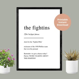 Może przedstawiać: Drukowalna definicja słowa "fightins" w kolorze czarno-białym z fonetyczną wymową i opisem znaczenia słowa. Tekst zawiera zdanie "WE'RE TALKING ABOUT THE FIGHTINS!"